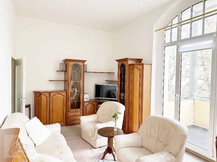 ***VOLL MÖBLIERTE TRAUMWOHNUNG - EINZIEHEN UND SOFORT ZU HAUSE SEIN*** 2,5 Raumwohnung mit Balkon und Tageslichtbad zu vermieten – Wohnzimmer