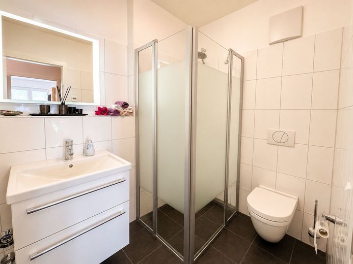 Wohntraum in Wuppertal-Katernberg - Moderne 4-Zimmer-Wohnung mit Aufzug – Gäste Bad