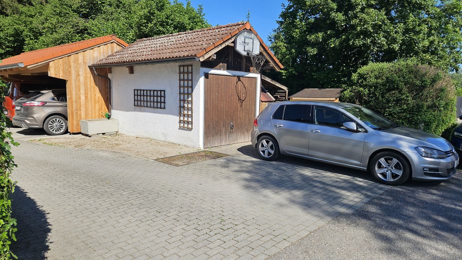 Garage mit Stellplätzen