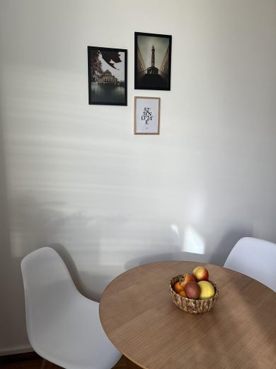 de particulier : libre d’occupation ou rendement de 5 %, emplacement privilégié : appartement 2 pièces avec balcon, ascenseur, place de parking, à proximité du canal – Wohnzimmer Details