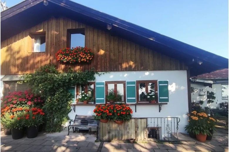 Haus in Bestlage mit unverbaubarem Bergpanorama, Ruhe &amp; Ausbaureserve – Hausansicht