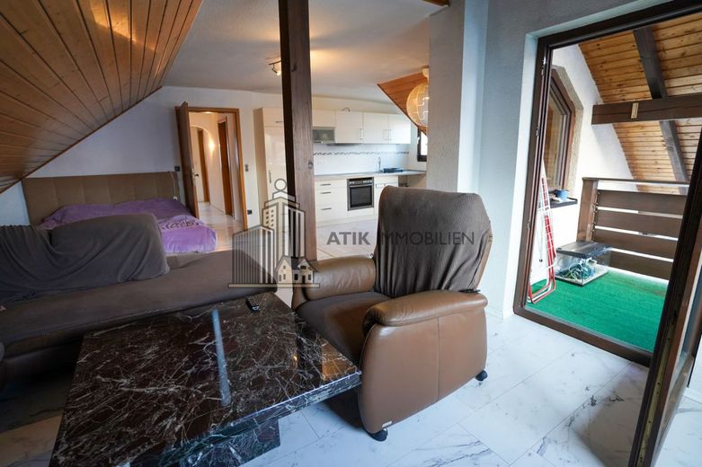 ATIK: Freistehendes Zweifamilienhaus mit Anbau auf großem Grundstück – Wohnbereich DG
