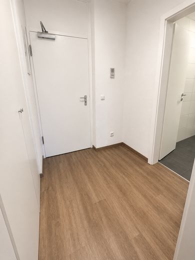 Frisch renovierte 2-Zimmer-Wohnung mit Südostbalkon & Einbauküche – Flur