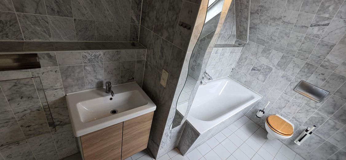 leegstaande 4-kamer-dakappartement in rustige ligging met overdekt balkon op het zuiden – Bad