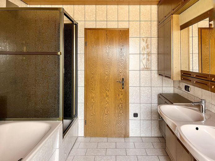 Hochwertiges Zweifamilienhaus, gehobene Ausstattung, Ausbaupotential, traumhafter Ausblick – Badezimmer bei Schlafzimmer