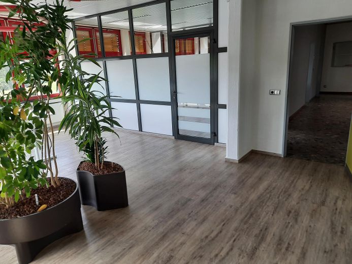 Verwaltungsgebäude, bei Bedarf mit kleiner Halle, Ortsteil 53577 Neustadt/Wied, zu vermieten – Eckbüro 36