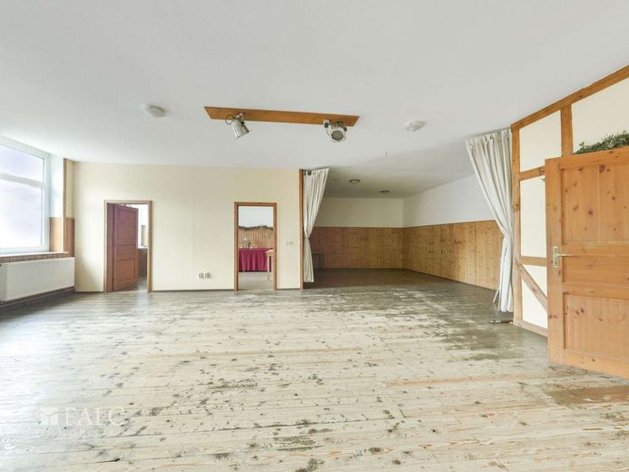Gasthaus Düppel - Vielseitige Immobilie mit Appartments, Wohnungen und Panoramablick – Saal mit Blick in den seperaten Gastraum