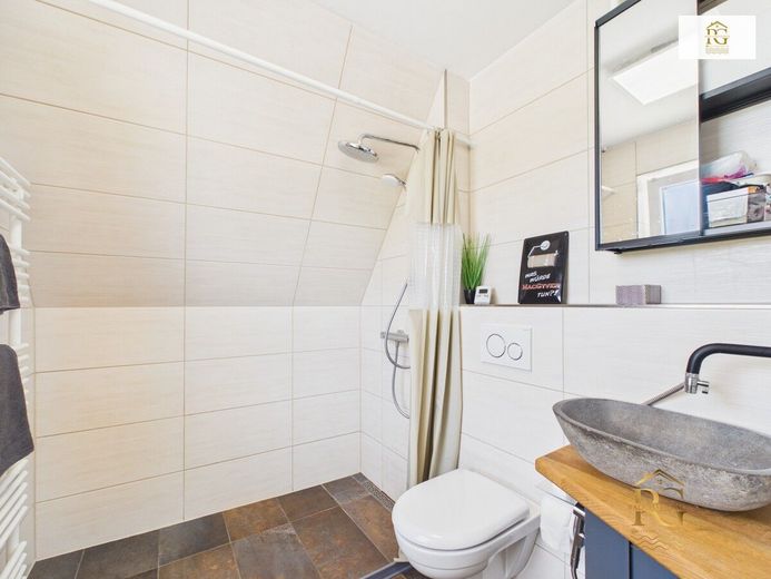 Charmantes modernisiertes und gepflegtes Einfamilienhaus mit der Möglichkeit einer Einliegerwohnung – OG Badezimmer