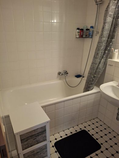 Gemütliche 3-Zimmer-DG-Wohnung (64 qm) – Perfekt für Studenten & Pendler nahe FH Niederrhein – Bad 1