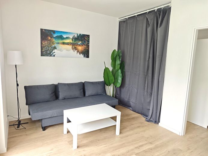 Disponibile da subito: appartamento ristrutturato e arredato di 1 locale con balcone in una posizione privilegiata di Mannheim – Wohnbereich