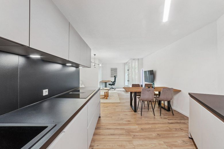 Appartamento esclusivo arredato e ristrutturato, cucina abitabile, balcone e posto auto in garage sotterraneo – Küche