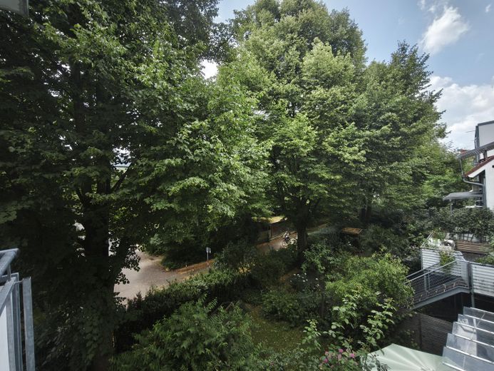 Appartamento per famiglie di rara bellezza – balcone esposto a sud-ovest, 2 bagni e posizione tranquilla di prim’ordine a Freiburg-Vauban – Südwestblick Wohn/Essküche 