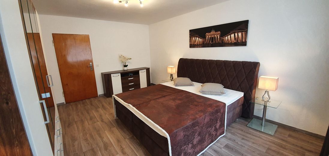 Möbliertes 3-Zimmer-Apartment in Bestlage nahe Q6/Q7 – WG-geeignet & sofort bezugsfrei – Bedroom with a double bed