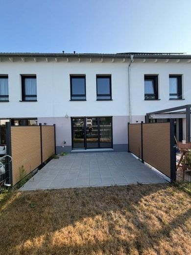 NEUBAU-Erstbezug - Nur 5 Minuten bis zur Bahn!!! – Gartenseite