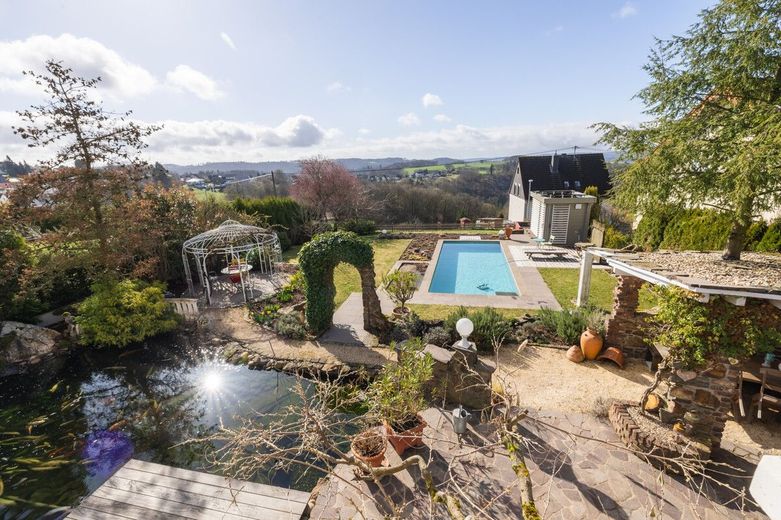 Villa mit Weitblick, Pool, Sauna und Koi-Teich in begehrter Lage von Hochscheid! – Blick in den Garten