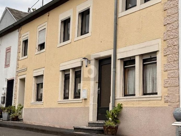 EHEMALIGES WOHN- UND GESCHÄFTSHAUS – Foto 1