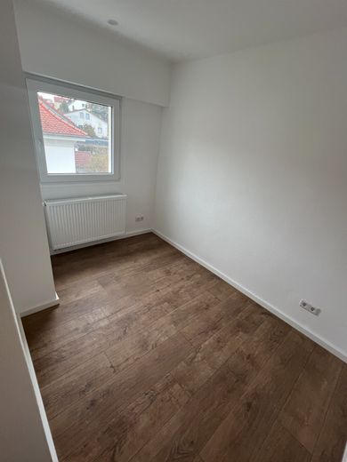 Kernsanierte 3-Zi-Wohnung mit Klimaanlage, Stellplatz & Garten, provisionsfrei – Büro