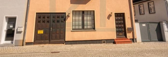 Pronto da abitare e da amare: affascinante casa a schiera con balcone, oasi nel cortile e garage nel cuore di Rudolstadt