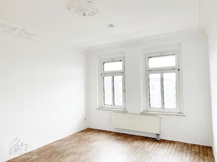 ***EXKLUSIVE 2-RAUM-ALTBAUWOHNUNG MIT STUCKDECKEN &amp; " BALKONEN *** Wohnen im Herzen von Alt-Riesa – Wohnzimmer mit Stuckdecke