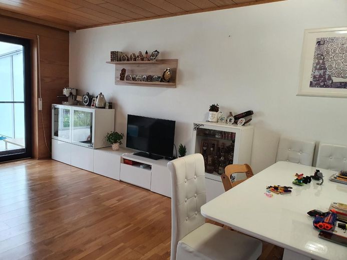 Schönes Haus mit vier Zimmern in Main-Taunus-Kreis, Hattersheim am Main – Wohnzimmer