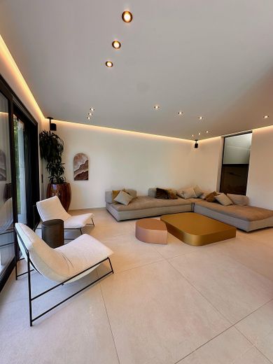 Wohnzimmer + Blick zur Treppe