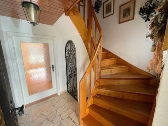 Zweifamilienhaus auf 819 qm Traumgrundstück – Treppenhaus
