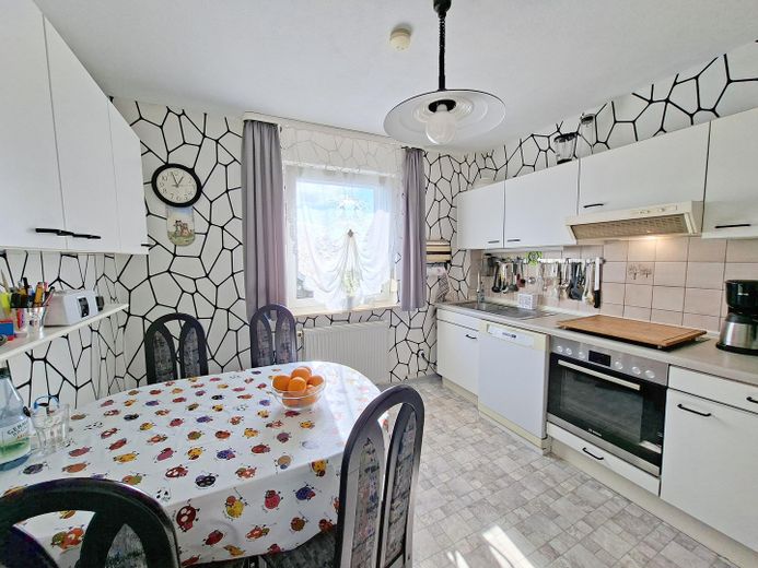 Freistehendes Zweifamilienhaus in Rumpenheim 7,5 Zimmer, 3 Bäder, gr. Garten, Garage, Ausbau möglich – OG Küche