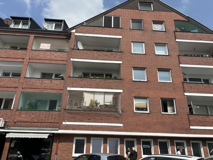 Acquisto per uso proprio, figli studenti o investimento a reddito, libera e disponibile a Colonia Höhenberg – Aussenansicht der Immobilie