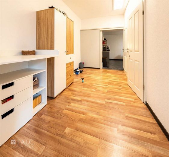 Attraktives Mehrfamilienhaus mit 8 Einheiten auf großzügigem Grundstück – Flur kleine Wohnung