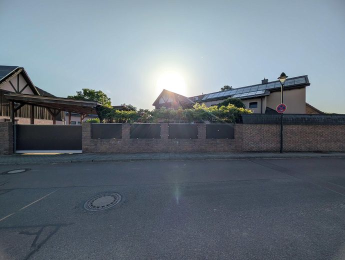 Wohnparadies Mehrgeneration Solar PV/Thermie, 80kWh Speicher, 2 Carport, Pool, WoMo-Platz – Totale v Straßenseite