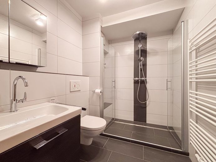 Modernes Wohnen nahe dem Rhein: Barrierefreie 3-Zimmer-Wohnung mit Balkon &amp; Tiefgaragenstellplatz – Badezimmer