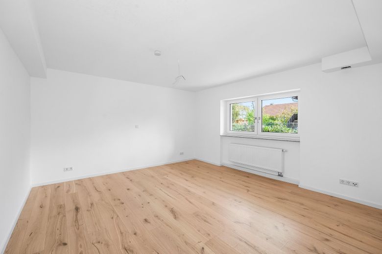 Hochwertig sanierte 3-Zimmer-EG-Wohnung mit Terrasse, Garten und 2 Stellplätzen – Zimmer zur Südseite