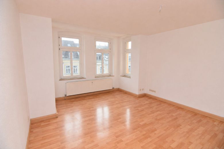 Gemütliche, helle 6-Raum-Wohnung mit Fernblick & modernem Bad auf dem schönen Kaßberg – Wohnzimmer