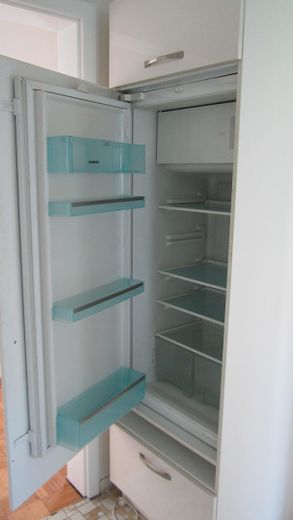 Zentrale ruhige 4,5-Zimmer-Wohnung mit großem Balkon 1. OG in Herrenberg Ziegelfeld von privat – 2 Kühlschränke