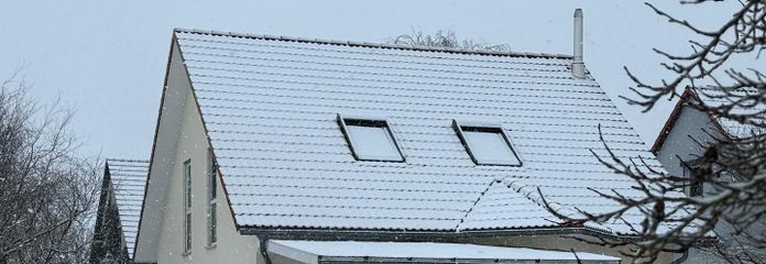 *sin comisión* casa familiar con sistema fotovoltaico, almacenamiento, chimenea y amplio jardín – Gartenansicht Winter
