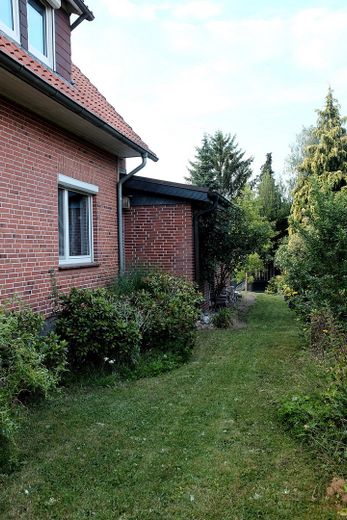 Euer Haus im Grünen: 192qm, großes Grundstück, Altbau-Charme – Außen