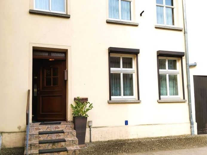 Sanierungsbedürftiges Reihenmittelhaus mit Potential – Foto 1