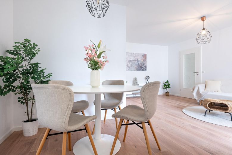 Apartamento de 3 habitaciones recién renovado con garaje subterráneo * libre para ocupar y sin comisión * – Wohnzimmer