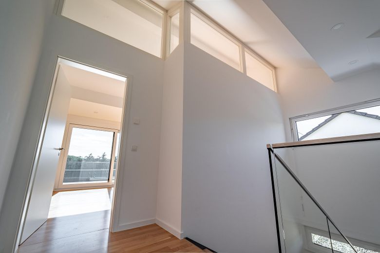 Attraktive Maisonettewohnung mit Haus-im-Haus-Charakter, Dachloggia, Garage – Diele OG