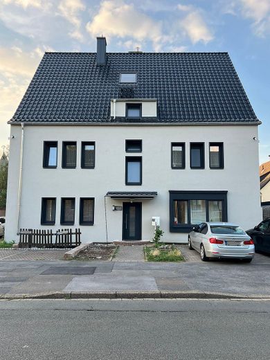 Frisch modernisierte 2,5-Zimmer-Dachgeschosswohnung in Dortmund-Brackel – sofort bezugsfrei – Außenansicht des Gebäudes