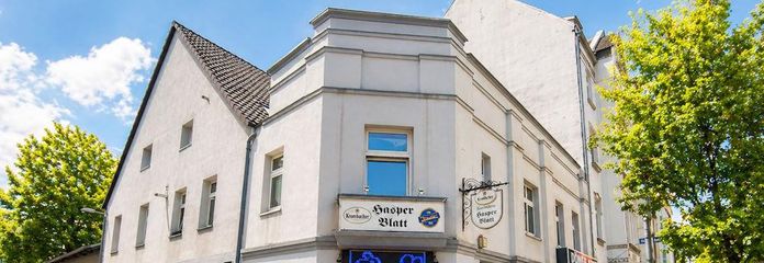Eckansicht mit Gastronomie 