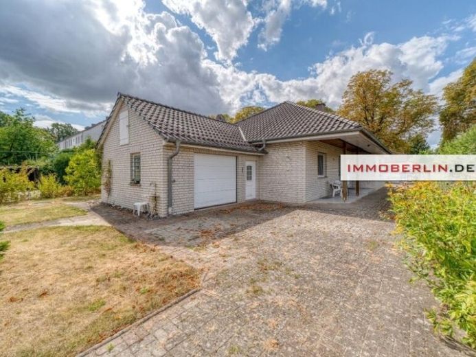 IMMOBERLIN.DE - Wunderbarer Bungalow mit Südterrasse & Garage in familienfreundlicher Lage – Foto 1