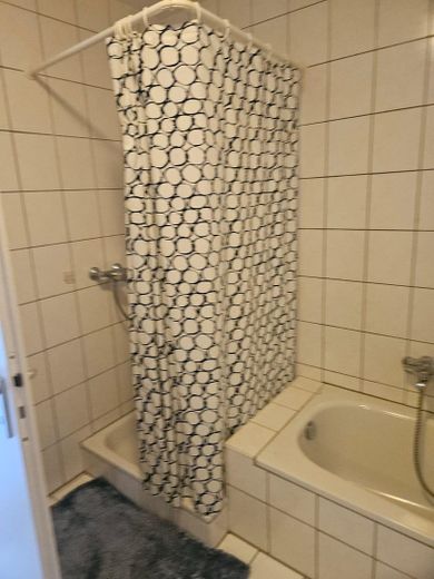 Bad mit Badewanne und Dusche