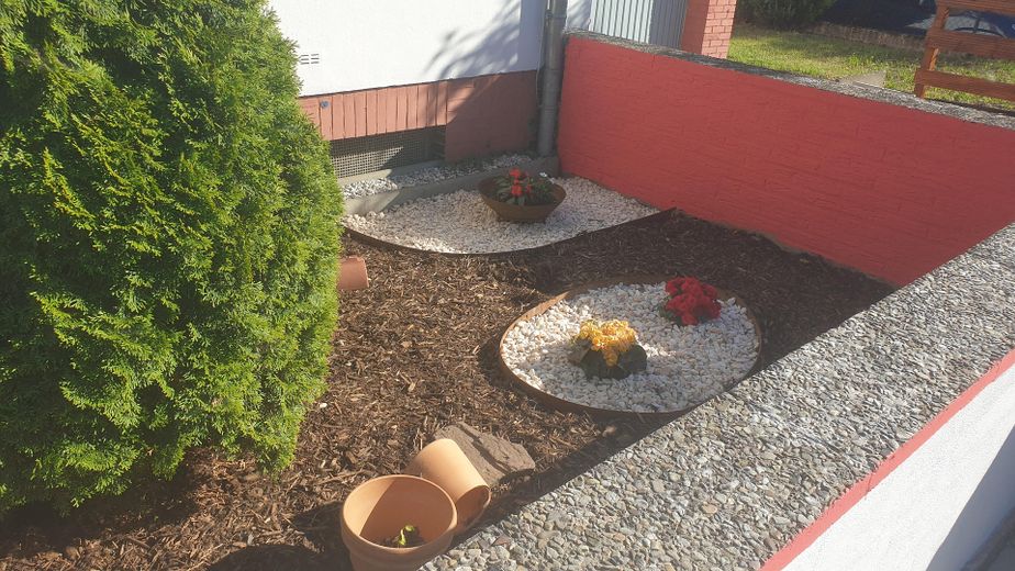 charmante Wohnung in Sarstedt mit Terasse 100 qm – Vorgarten rechts