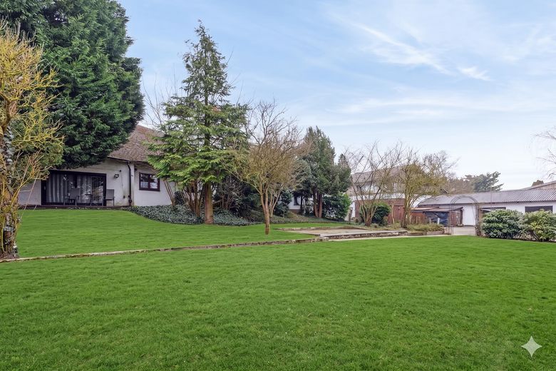 Arbeiten und Residenz vereint: Großzügige Gewerbehalle mit repräsentativer Villa – Haus Garten hinten, KI