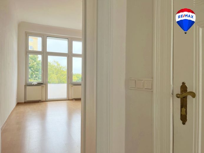 Provisionsfrei: Bezugsfertige, moderne 2-Zimmer-Wohnung mit Balkon &amp; Fahrstuhl  in Berlin Spandau – Blick ins Wohnzimmer