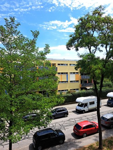 Sehr gut geschnittene, helle 2-Zimmer-Wohnung mit Balkon und Tiefgaragenstellplatz zu verkaufen – Blick aus Küche