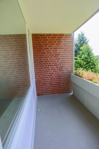 Frisch renoviert & neuwertig: Charmante 2-Zimmer-Wohnung mit Loggia in Barmstedt – Die großzügige Loggia_01
