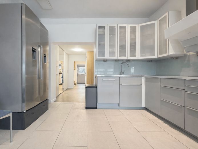 Modernisierte Doppelhaushälfte auf ca. 846 m² Grundstück mit außergewöhnlich niedrigem Erbbauzins – EG Küche Blick Flur
