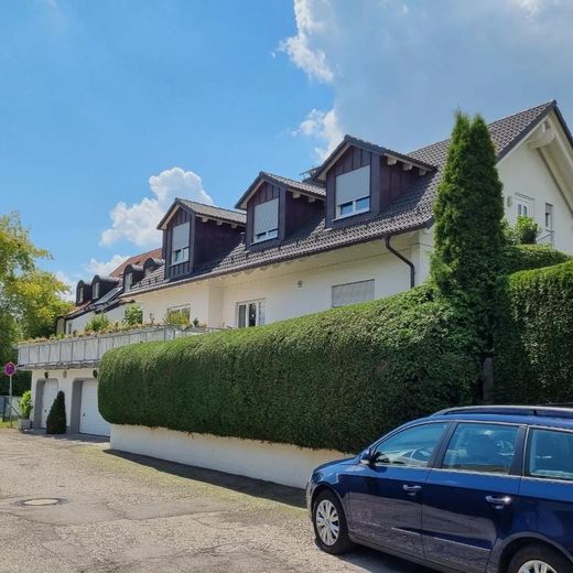 STA - Top san.  ZFH (EFH + autarker 106 m²- DG-Whg.) + sep. Gebäude in 1A-Lage, Weitbl., 3er Gge. – N-O-Straßenansicht 